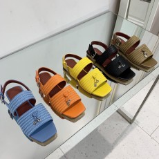 로로피아나 샌들