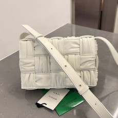 보테가베네타 카세트숄더백