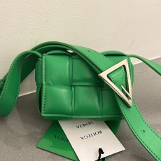 보테가베네타 패딩미니카세트백