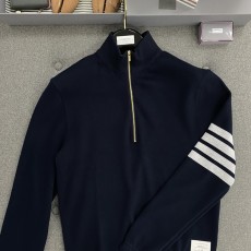 톰브라운 반집업니트