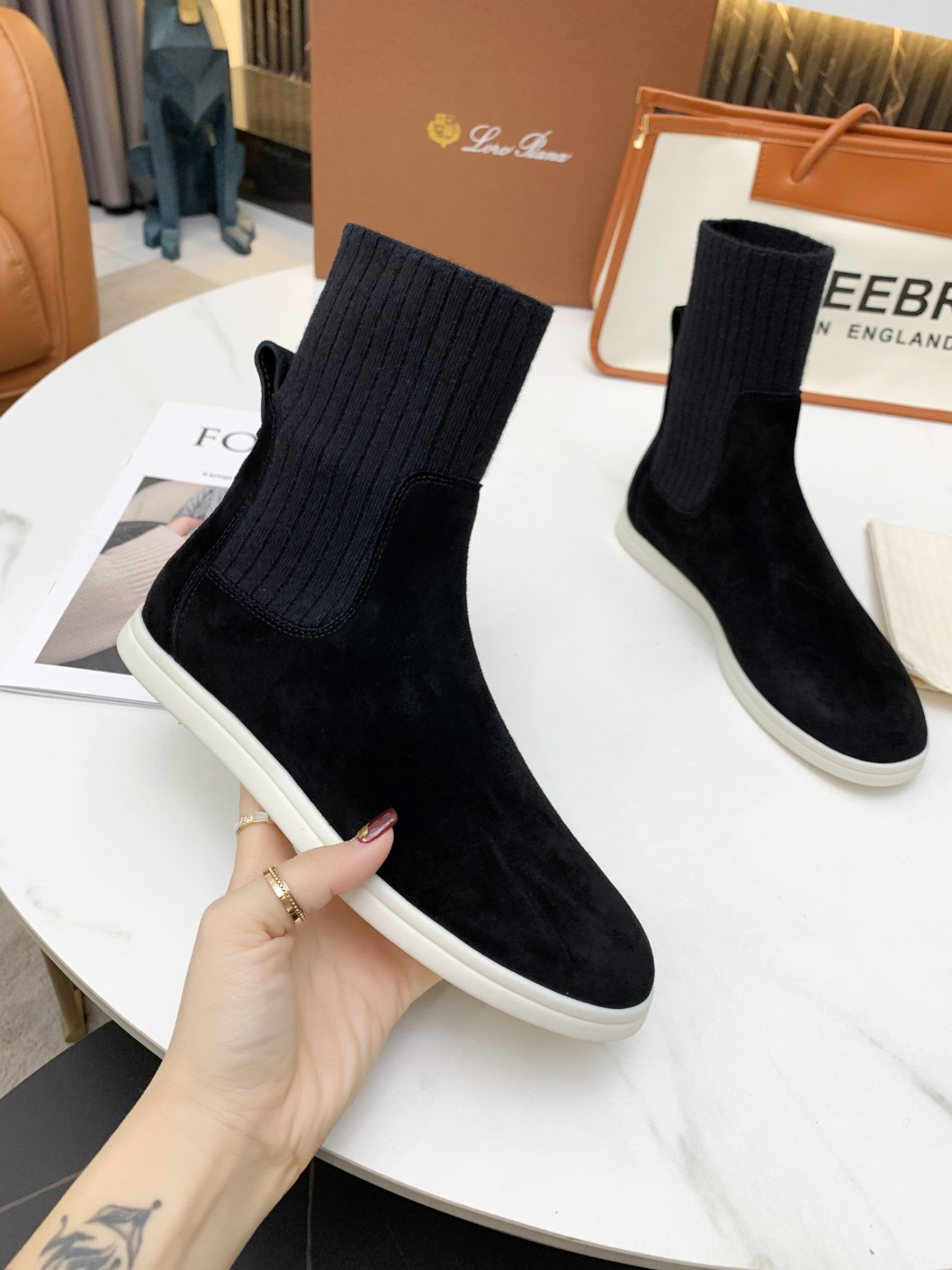 로로피아나 스니커즈