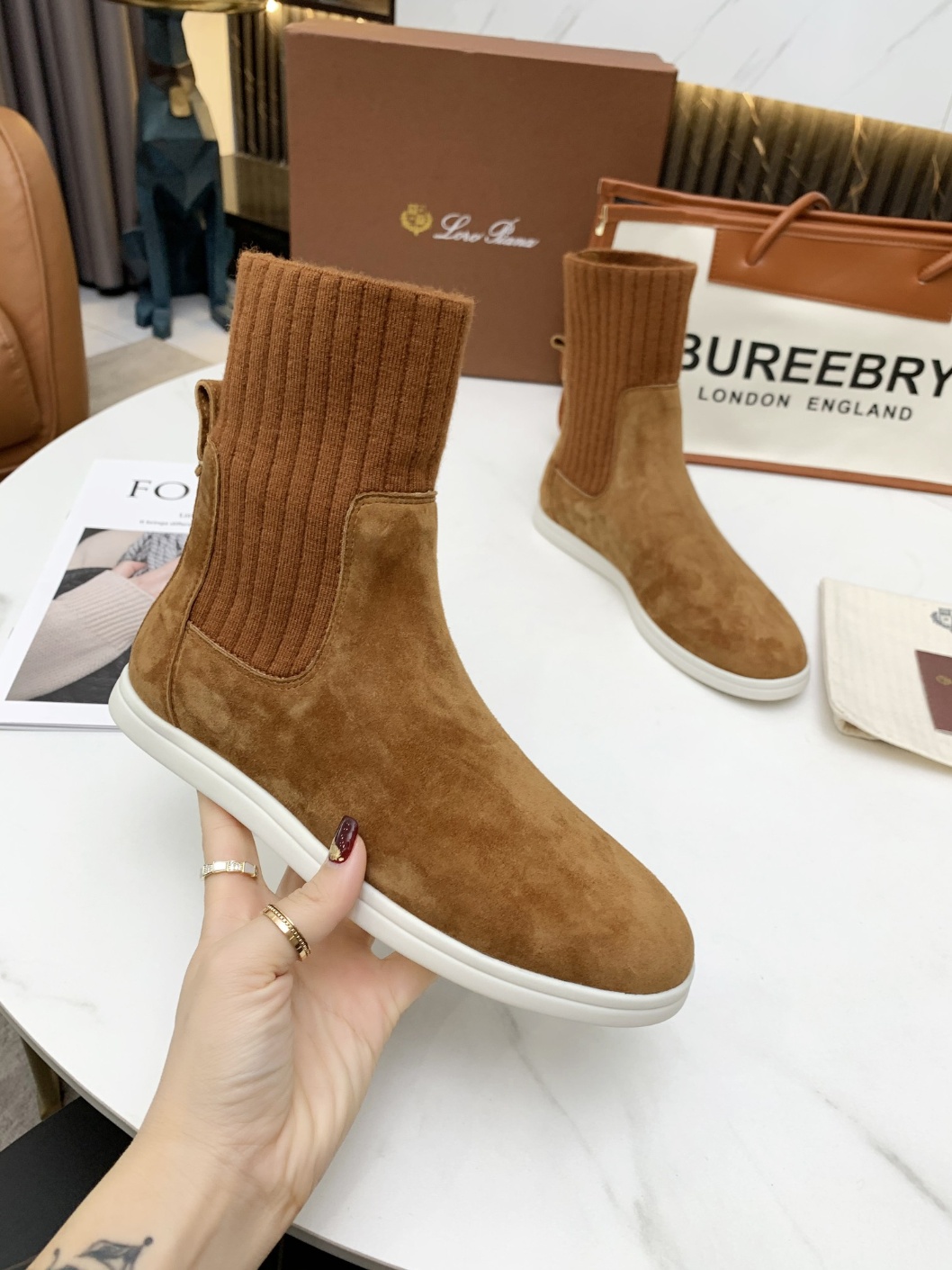 로로피아나 스니커즈