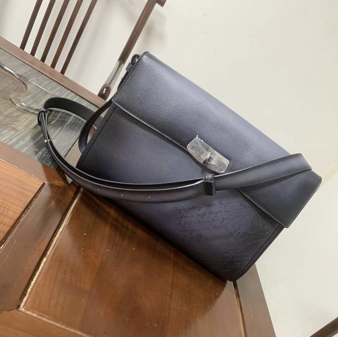 벨루티 메신저백
