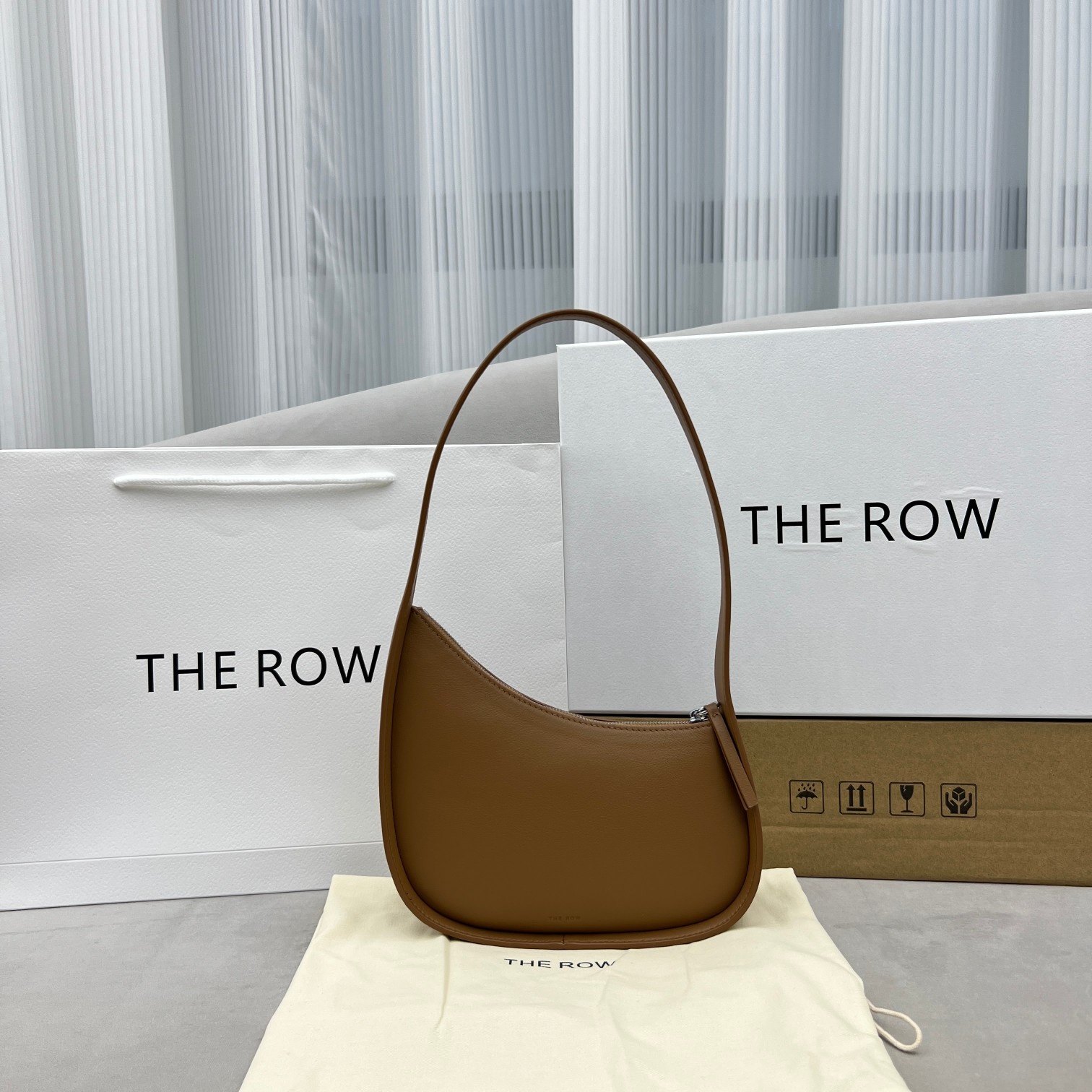 더로우 하프문숄더백