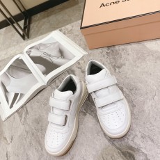 아크네 스니커즈