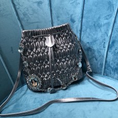 미우미우 크리스탈레더버킷백