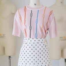 HERME* 23 봄여름 로프 꽃꽂이 니트 T 캔디핑크 계열의 감미로운 감령 수입 메리노 양모 실크 실, 수입 16핀의 부드러운 질감 우아하고 지적인 옷장에 꼭 어울리는 아이템 클래식 돼지 코 체인 요소를 적용