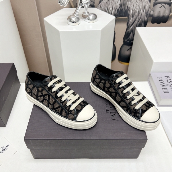 발렌티노 스니커즈