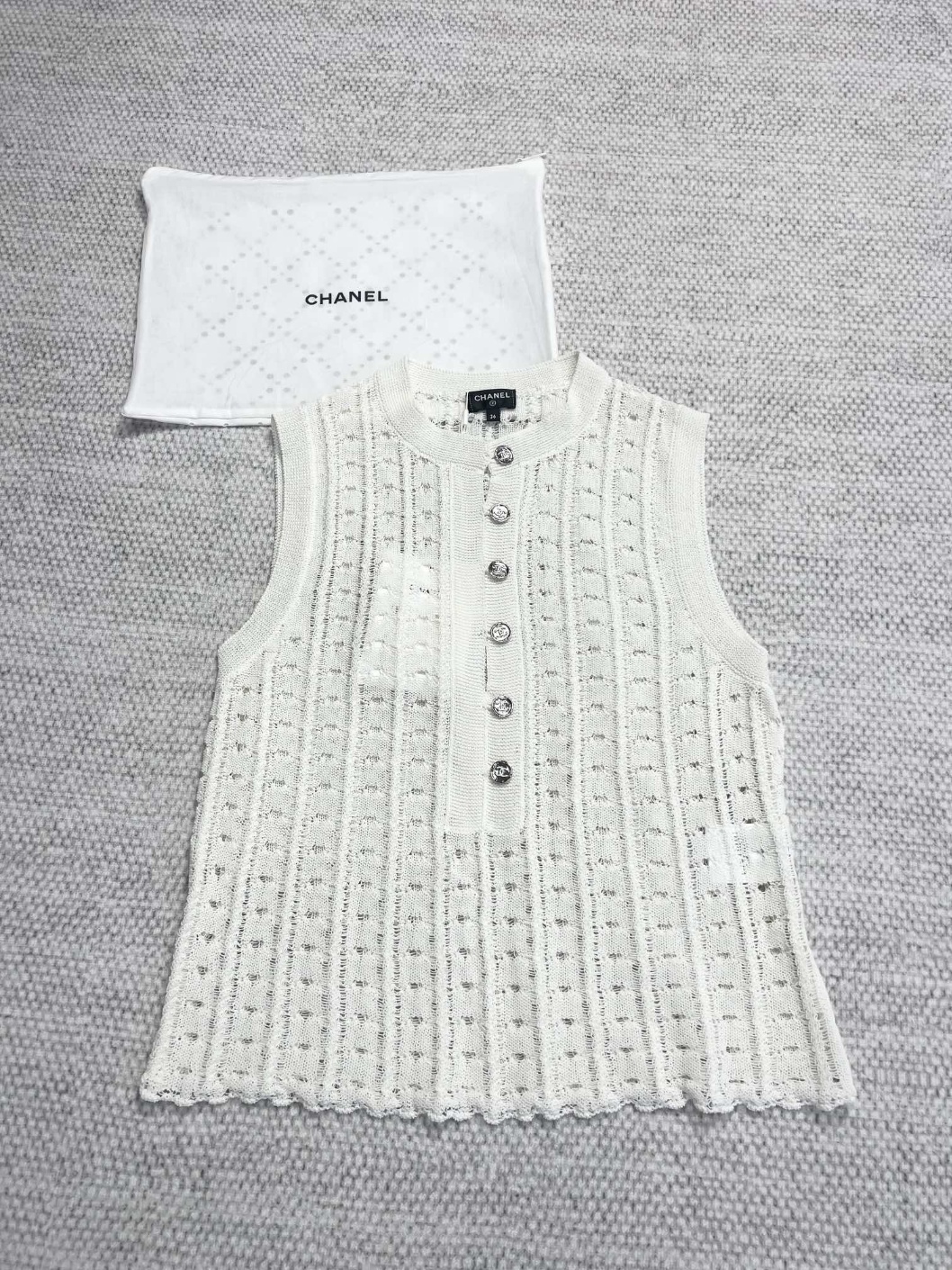 샤넬 민소매니트