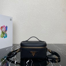 프라다 베니티가죽미니백