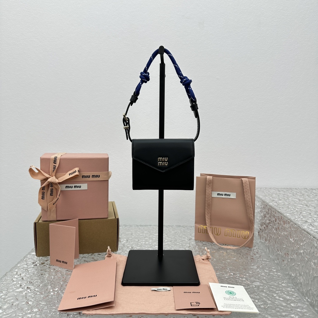 미우미우 레더월렛위드코드스트랩