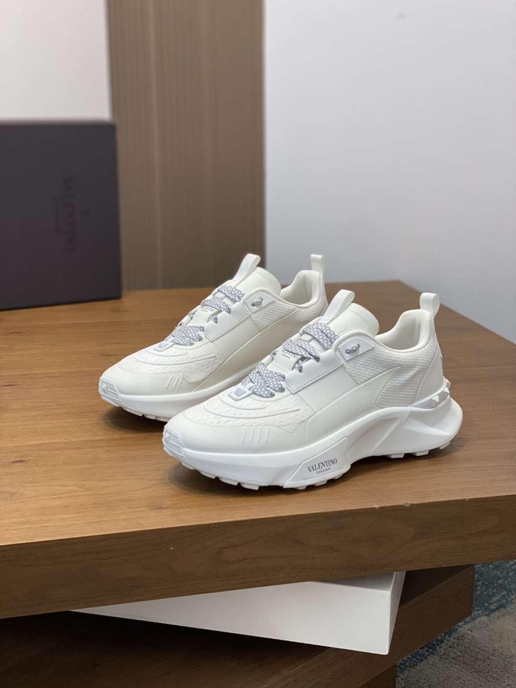 발렌티노 스니커즈