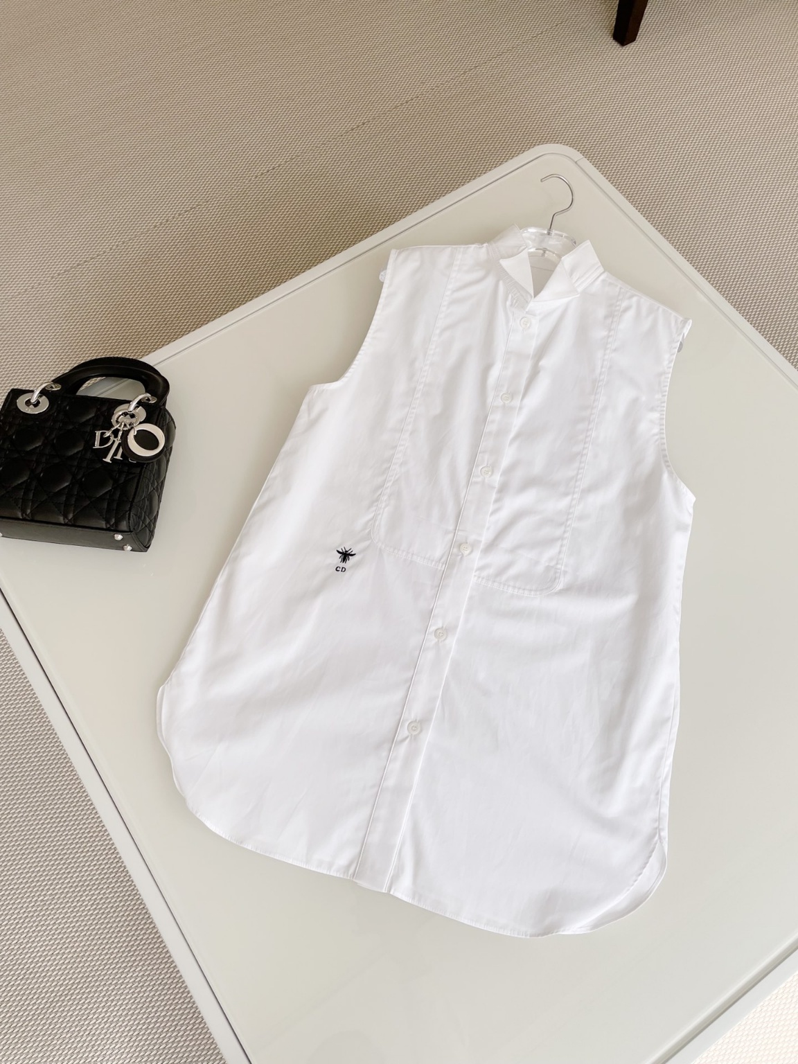 디올 민소매셔츠