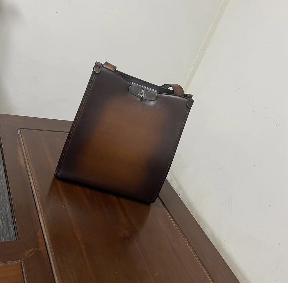 벨루티 메신저백