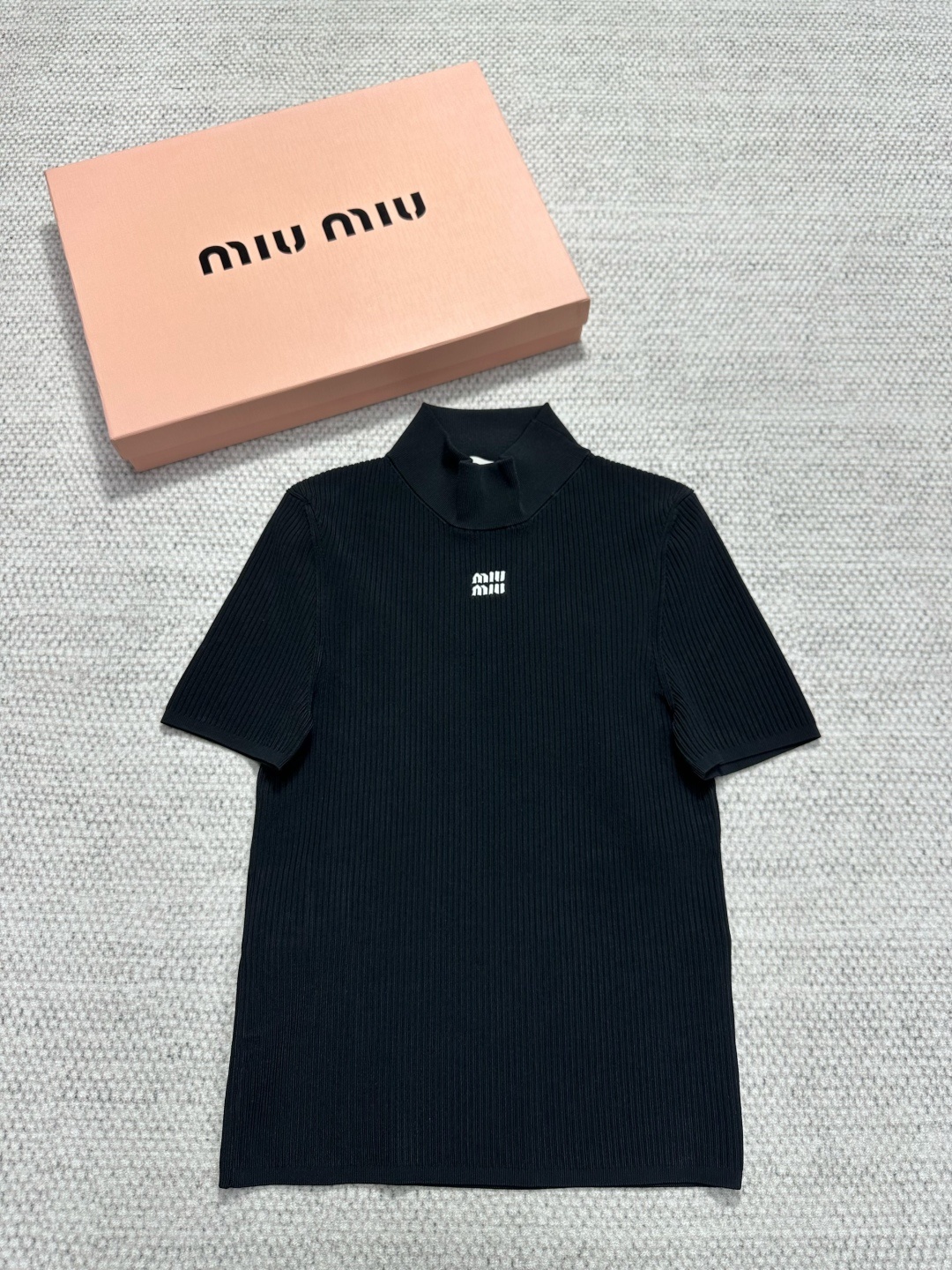 미우미우 반팔니트