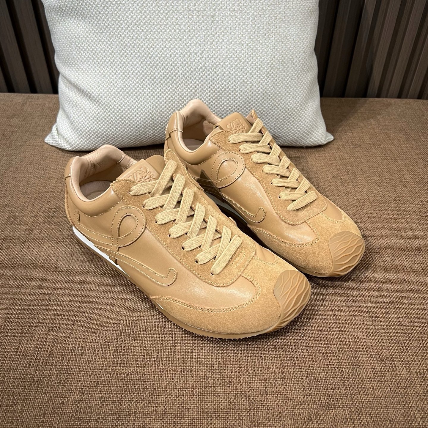 로에베 스니커즈