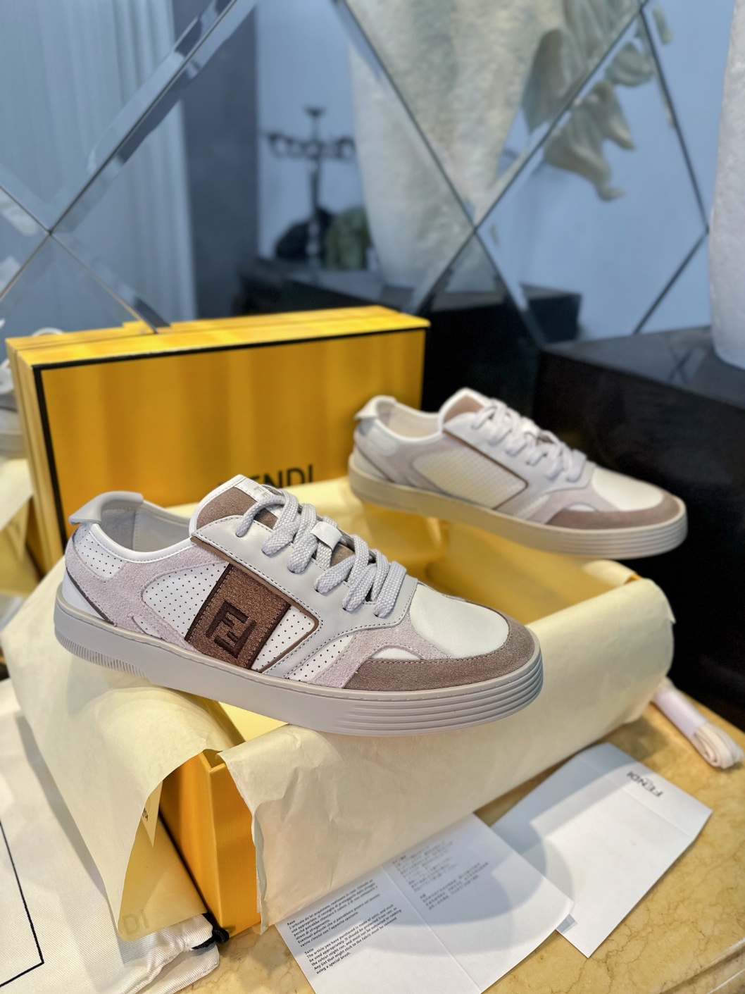 펜디 스니커즈