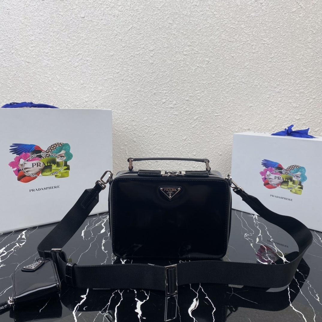 프라다 브리크브러시드레더크로스백