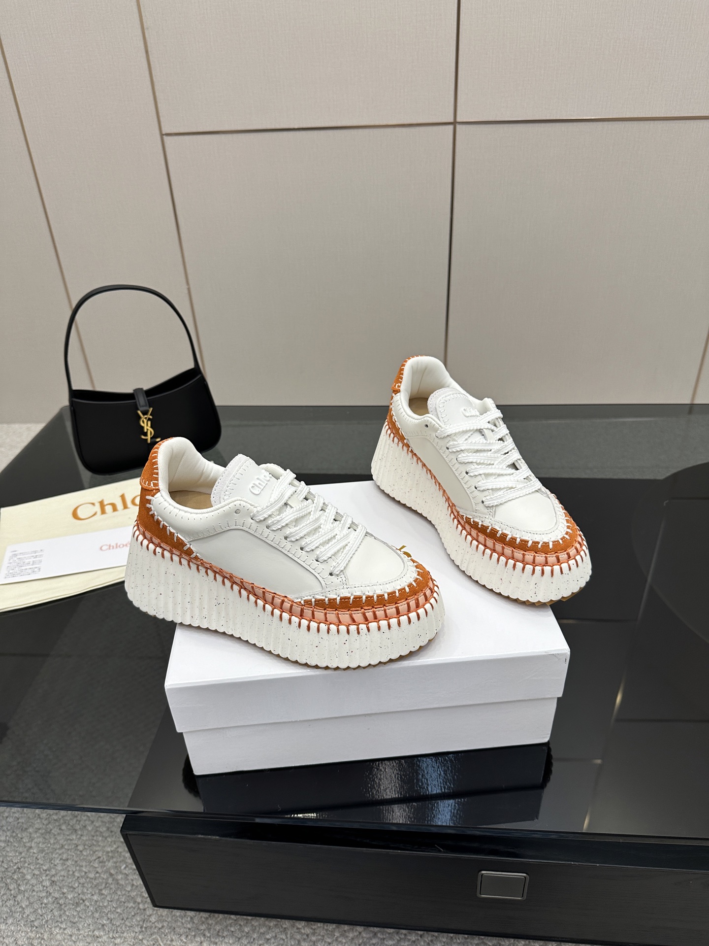 끌로에 스니커즈