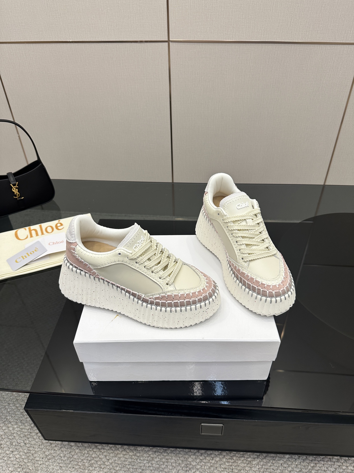 끌로에 스니커즈