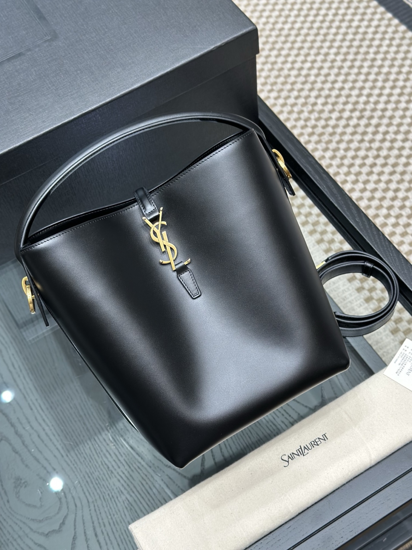 생로랑 LE37버킷백