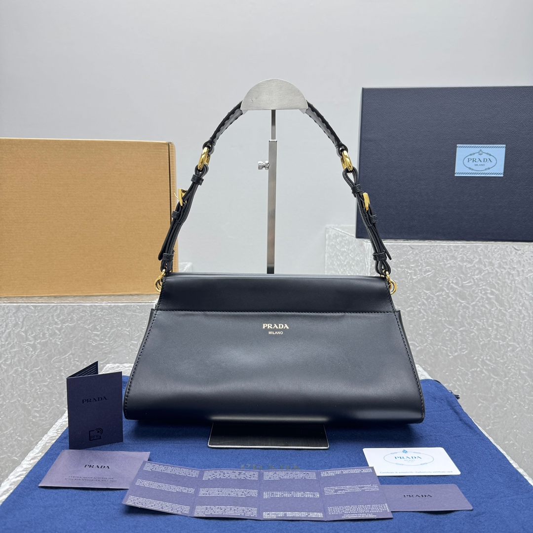 프라다 미디엄가죽숄더백