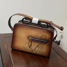 벨루티 메신저백