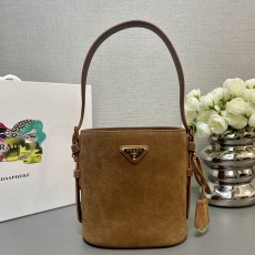 프라다 스웨이드미니버킷백