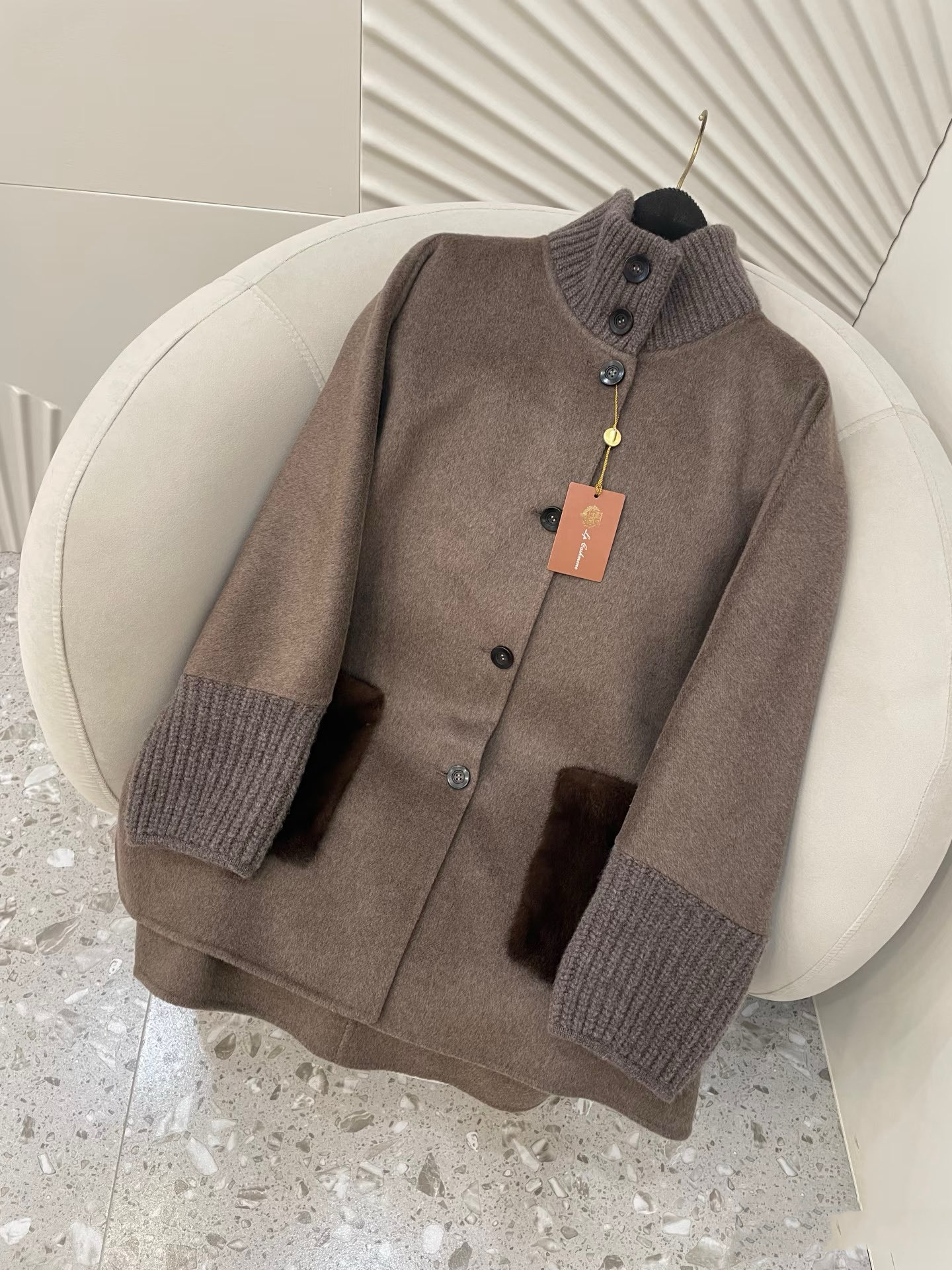 로로피아나 코트