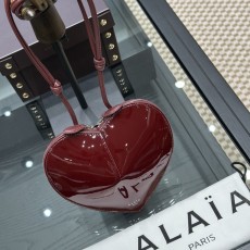 알라이아 하트퀴르크로스백