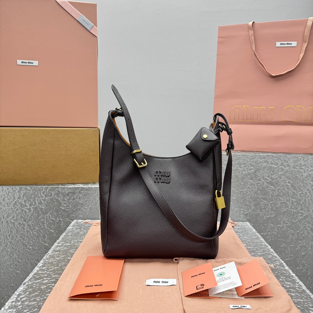 미우미우 레더버킷백