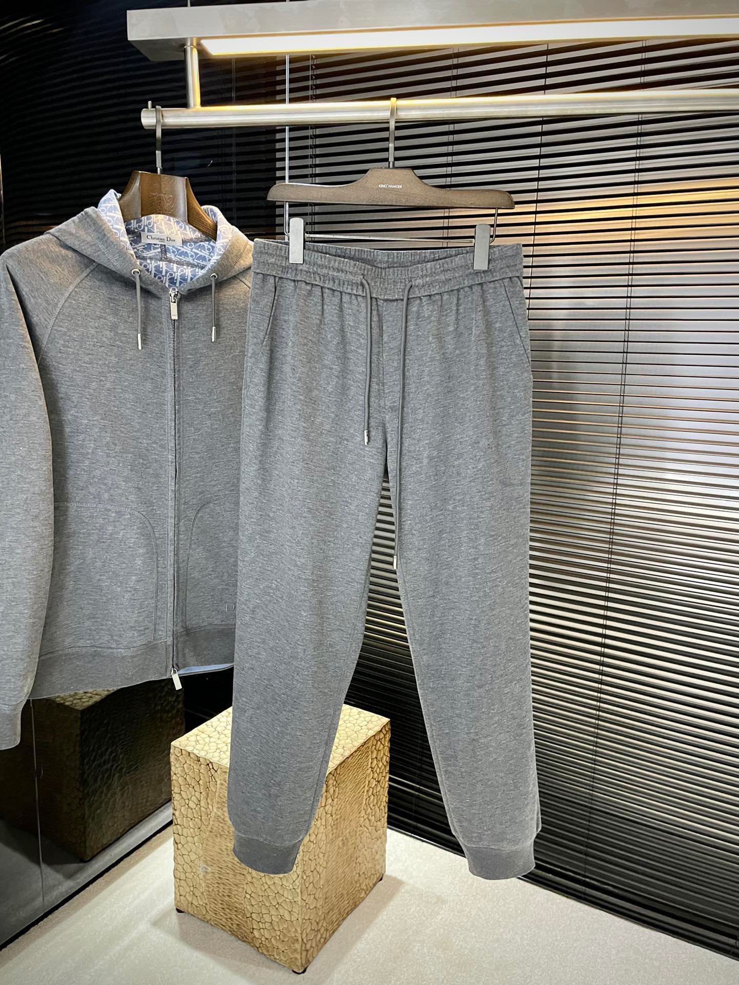 디올 트레이닝복