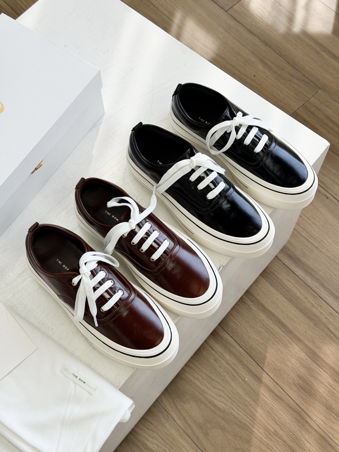 더로우 스니커즈