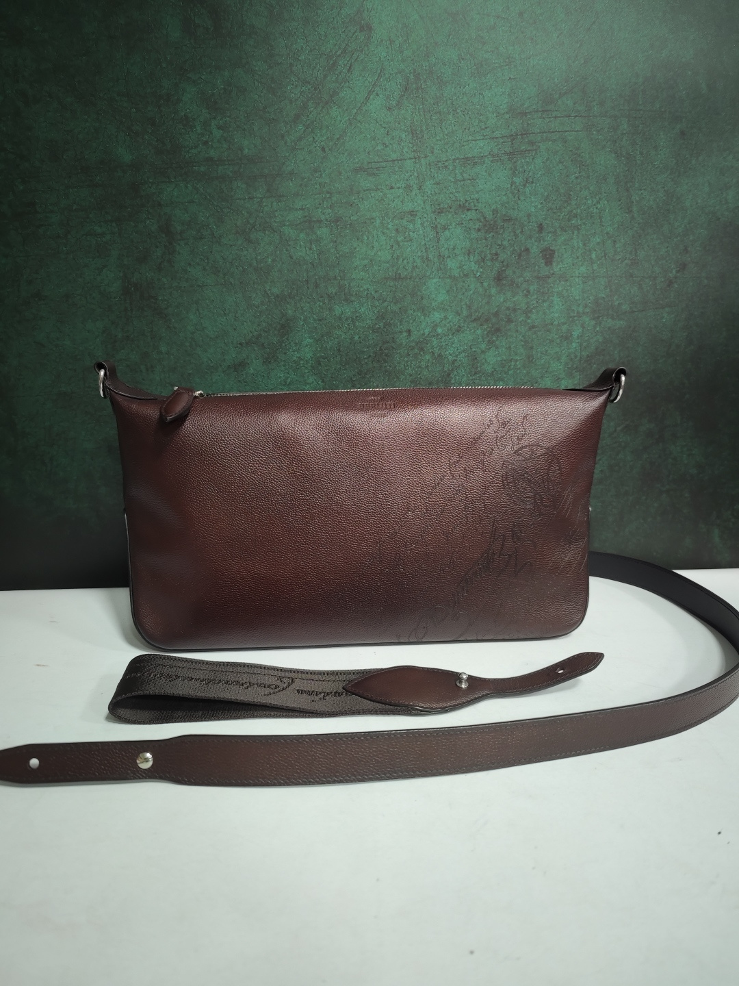 벨루티 크로스백