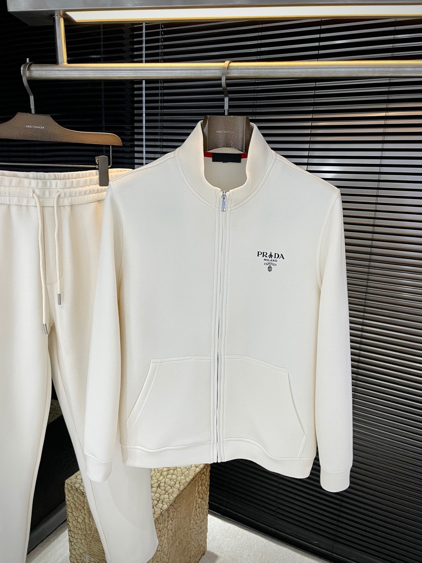 프라다 트레이닝복