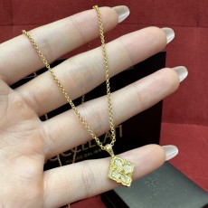 부첼라티 목걸이