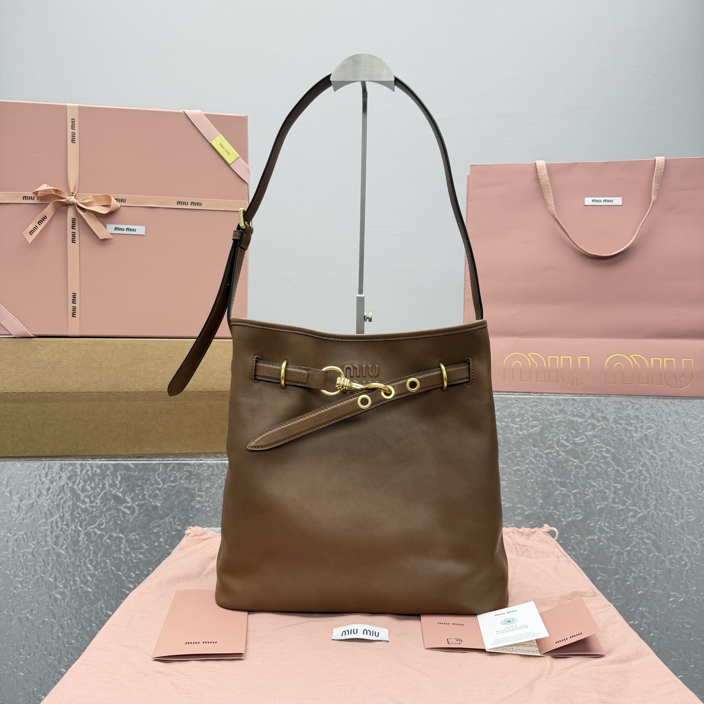미우미우 아방뛰르레더버킷백 5BE101
